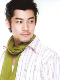 施易男