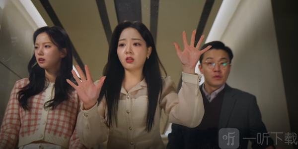 我和美女锁在办公室了