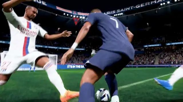 FIFA 23强力滑铲操作与快速起身技巧